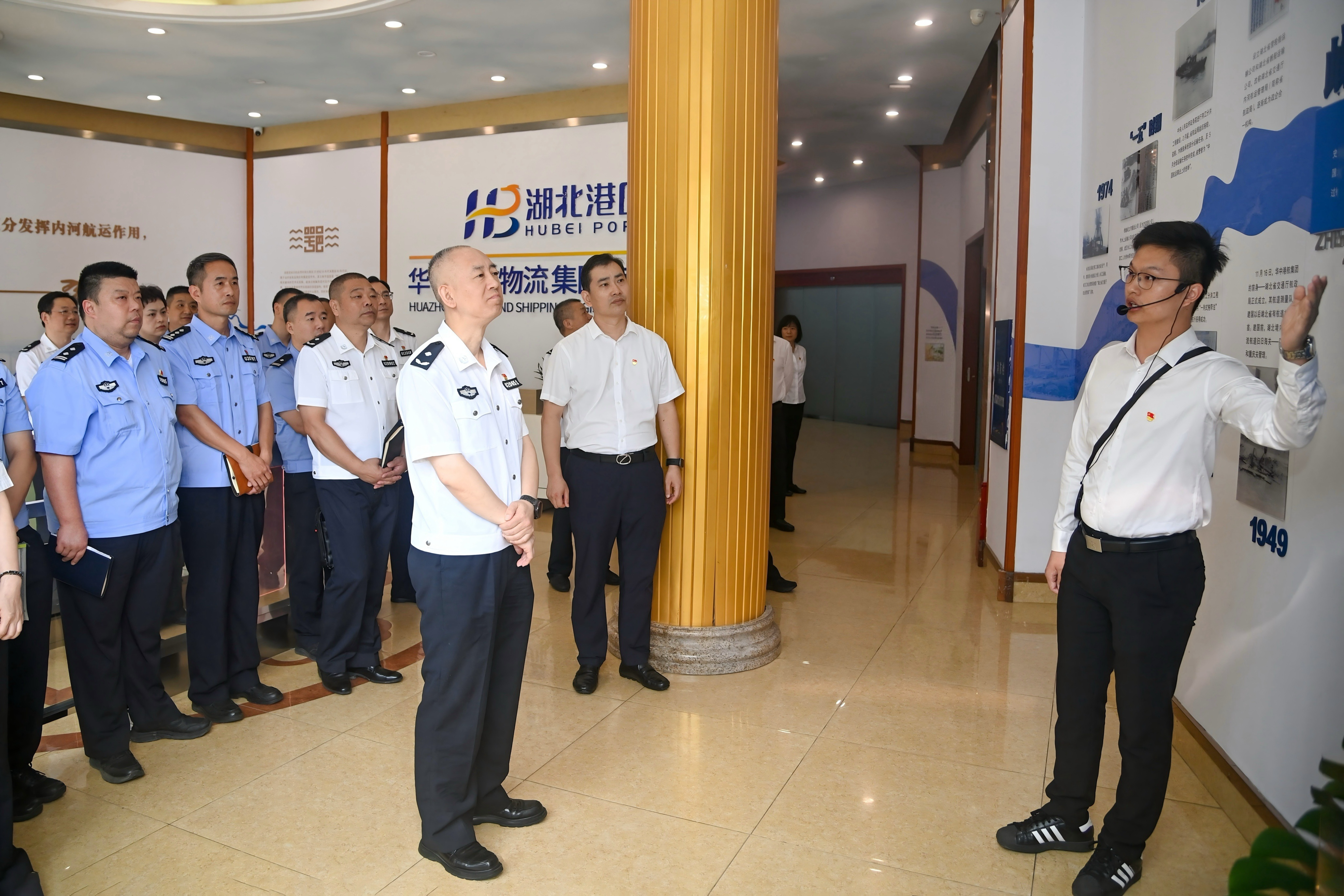 华中港航与武汉市公安局水上分局开展联合党建活动2.jpg